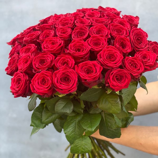 Smuk buket af røde roser af høj kvaltiet til levering i Odder og opland
