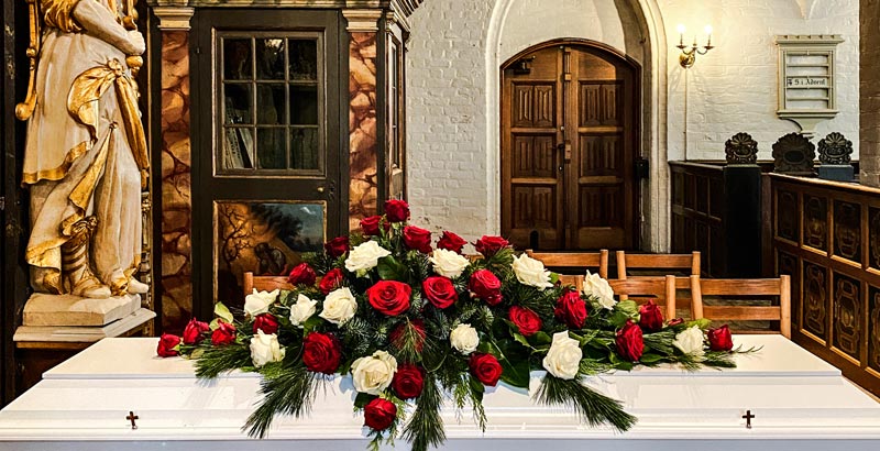 Klassisk kistepynt i røde og hvide roser